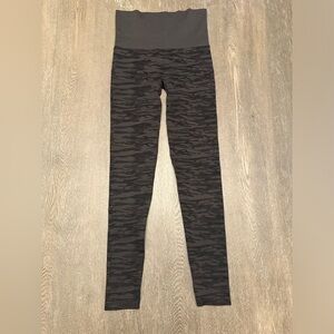 ASSETS BY SPANX BLACK CAMO LEGGINGS - Size Large SKU:17
